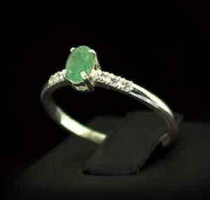 Срібна каблучка 925 проби 1,54 г зі Смарагдом та цирконами 0,91 карат Срібна каблучка 925 проби 1,54 г зі Смарагдом та цирконами 0,91 карат