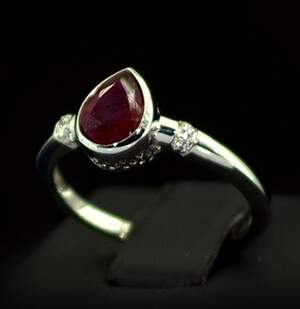 Срібна каблучка 925 проби 2,29 г з африканським Роял Рубіном класу АААА та цирконами 1,45 карат Срібна каблучка 925 проби 2,29 г з африканським Роял Рубіном класу АААА та цирконами 1,45 карат