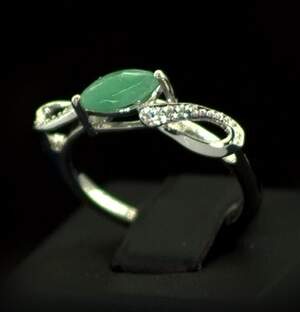 Срібна каблучка 925 проби 2,29 г з бразильським Смарагдом класу АААА та цирконами 0,63 карат Срібна каблучка 925 проби 2,29 г з бразильським Смарагдом класу АААА та цирконами 0,63 карат