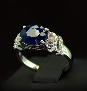 Срібна каблучка 925 проби 3,38 г з блакитним шрі-ланкійським Сапфіром класу АААА та цирконами 3,55 карат Срібна каблучка 925 проби 3,38 г з блакитним шрі-ланкійським Сапфіром класу АААА та цирконами 3,55 карат